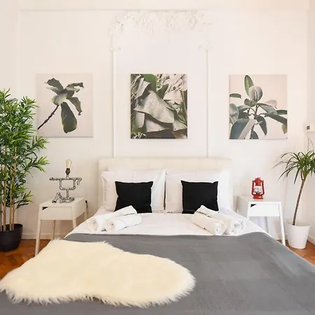 Vintage Elegance, Modern Comfort: 1br Overlooking Calea Victoriei Bukarest