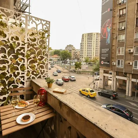 Appartamento Vintage Elegance, Modern Comfort: 1br Overlooking Calea Victoriei Bucarest