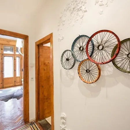 Vintage Elegance, Modern Comfort: 1br Overlooking Calea Victoriei Bükreş