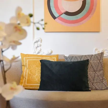 Vintage Elegance, Modern Comfort: 1br Overlooking Calea Victoriei Daire