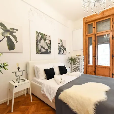 Vintage Elegance, Modern Comfort: 1br Overlooking Calea Victoriei * Bükreş