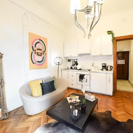 Vintage Elegance, Modern Comfort: 1br Overlooking Calea Victoriei Daire *