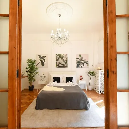 Vintage Elegance, Modern Comfort: 1br Overlooking Calea Victoriei *