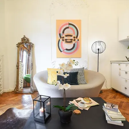 Vintage Elegance, Modern Comfort: 1br Overlooking Calea Victoriei