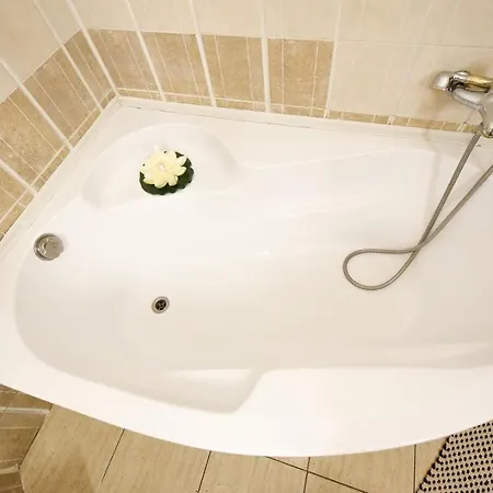 Vintage Elegance, Modern Comfort: 1br Overlooking Calea Victoriei Daire