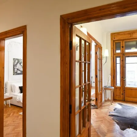 Vintage Elegance, Modern Comfort: 1br Overlooking Calea Victoriei