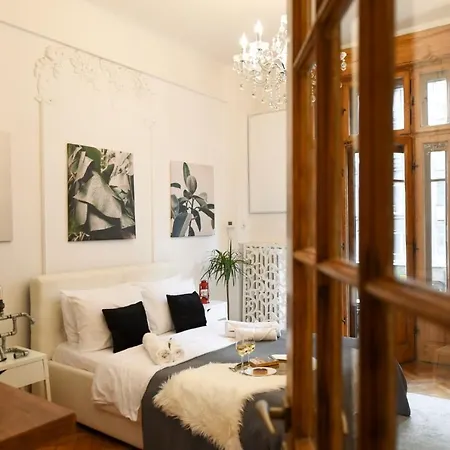 Daire Vintage Elegance, Modern Comfort: 1br Overlooking Calea Victoriei Bükreş
