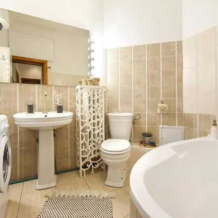 Daire Vintage Elegance, Modern Comfort: 1br Overlooking Calea Victoriei Bükreş