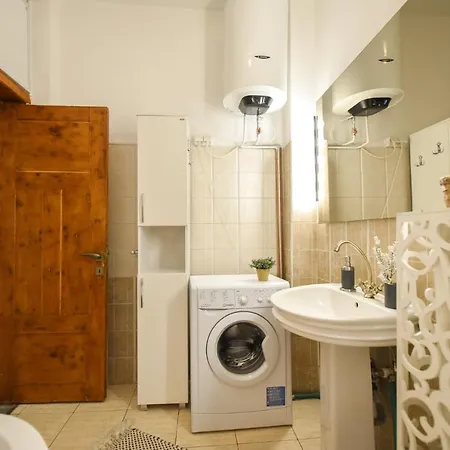 Vintage Elegance, Modern Comfort: 1br Overlooking Calea Victoriei