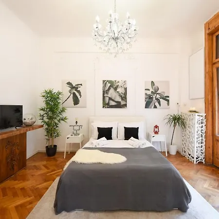 Διαμέρισμα Vintage Elegance, Modern Comfort: 1br Overlooking Calea Victoriei *