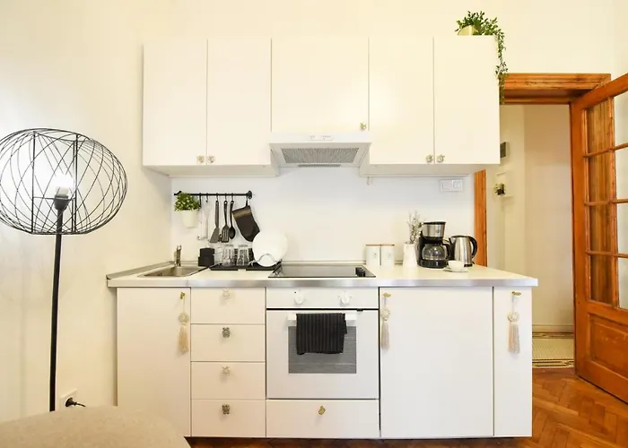 Vintage Elegance, Modern Comfort: 1br Overlooking Calea Victoriei Appartamento *
