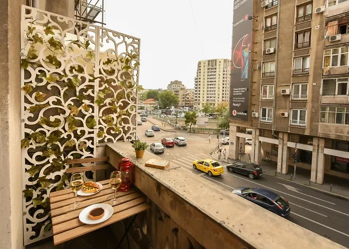 Appartamento Vintage Elegance, Modern Comfort: 1br Overlooking Calea Victoriei Bucarest