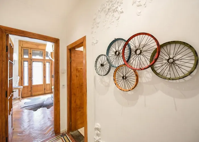 Vintage Elegance, Modern Comfort: 1br Overlooking Calea Victoriei Bucarest