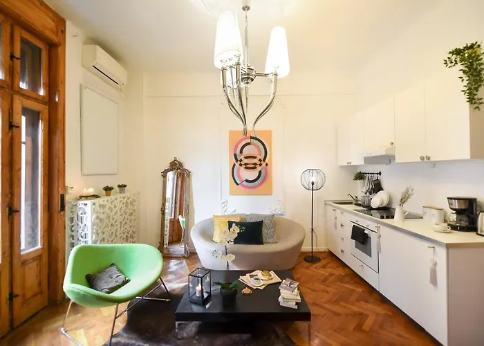Vintage Elegance, Modern Comfort: 1br Overlooking Calea Victoriei Appartamento Bucarest