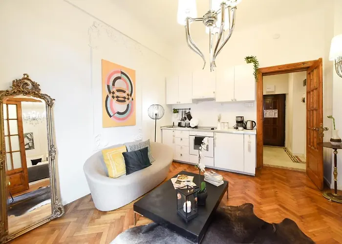 Vintage Elegance, Modern Comfort: 1br Overlooking Calea Victoriei Appartamento *
