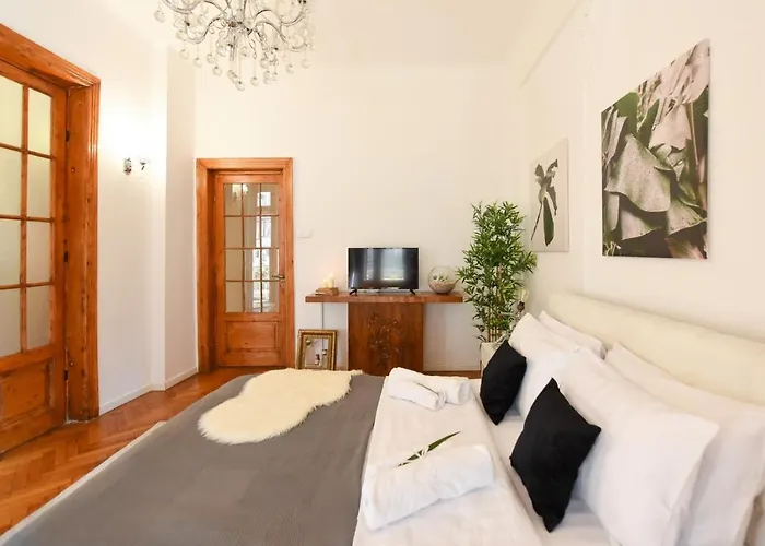 Vintage Elegance, Modern Comfort: 1br Overlooking Calea Victoriei Appartamento *