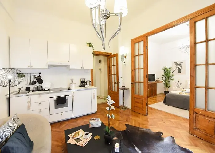 Vintage Elegance, Modern Comfort: 1br Overlooking Calea Victoriei *