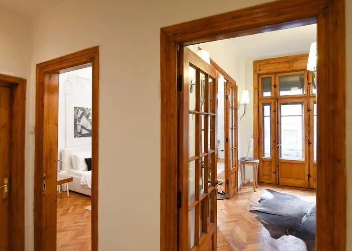 Vintage Elegance, Modern Comfort: 1br Overlooking Calea Victoriei