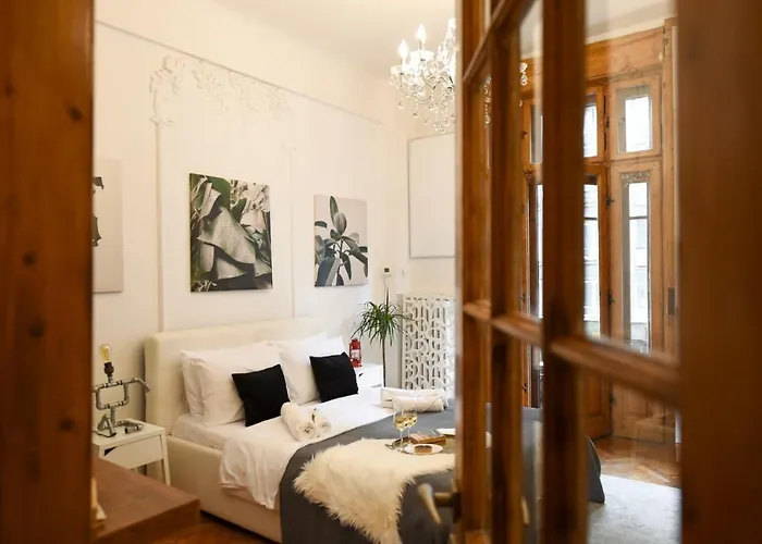 Appartamento Vintage Elegance, Modern Comfort: 1br Overlooking Calea Victoriei Bucarest