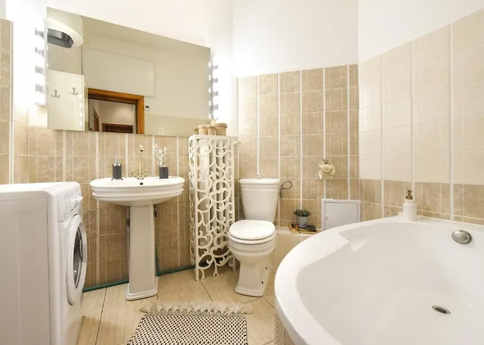 Appartamento Vintage Elegance, Modern Comfort: 1br Overlooking Calea Victoriei Bucarest