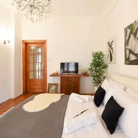 Vintage Elegance, Modern Comfort: 1br Overlooking Calea Victoriei Apartament *