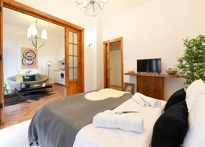 Vintage Elegance, Modern Comfort: 1br Overlooking Calea Victoriei Apartament Bucureşti
