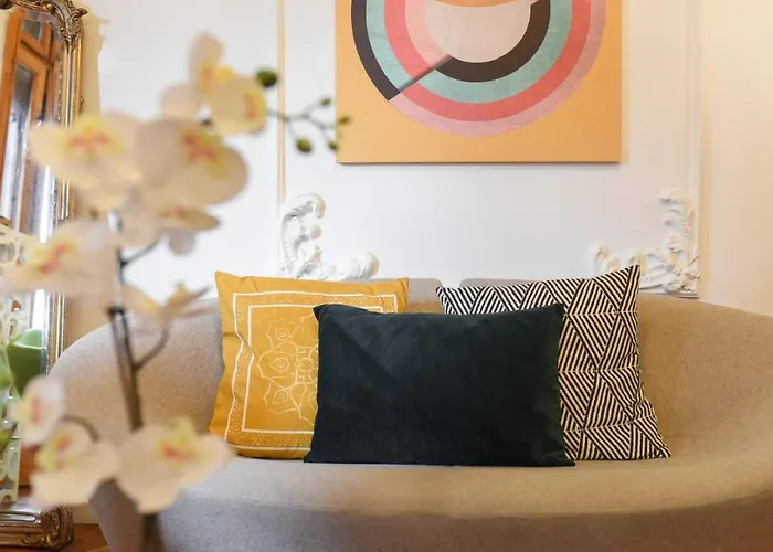 Vintage Elegance, Modern Comfort: 1br Overlooking Calea Victoriei Apartament