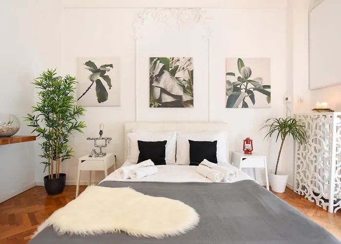 Vintage Elegance, Modern Comfort: 1br Overlooking Calea Victoriei Bucureşti