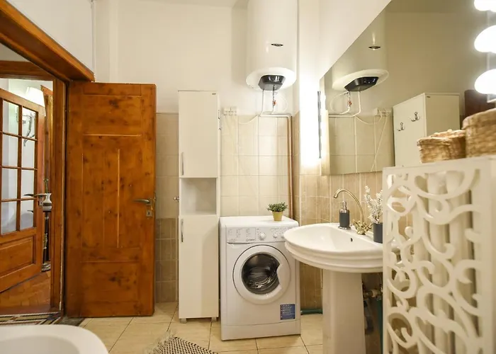 Vintage Elegance, Modern Comfort: 1br Overlooking Calea Victoriei